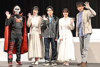 舞台「振り子」囲み取材の様子。左から鉄拳、遠山景織子、五関晃一、福田沙紀、内海光司。