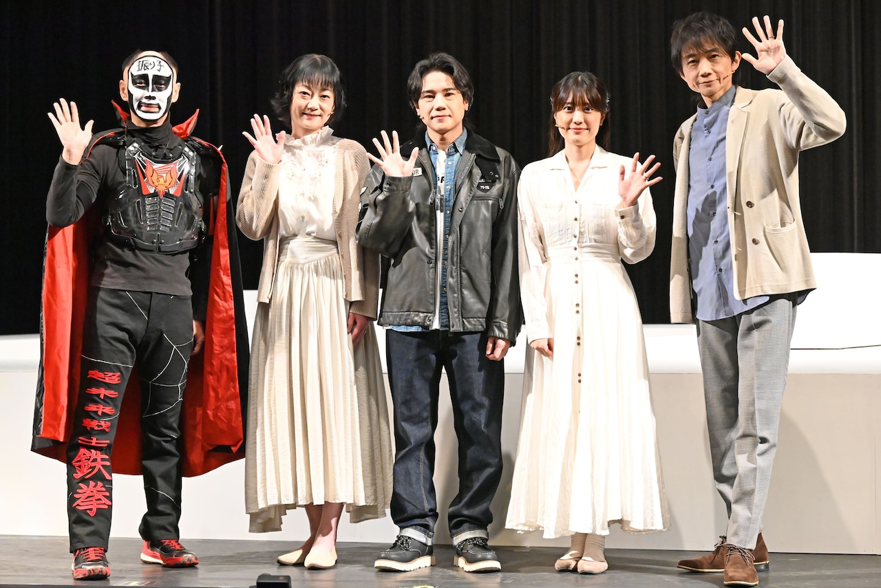 舞台「振り子」囲み取材の様子。左から鉄拳、遠山景織子、五関晃一、福田沙紀、内海光司。