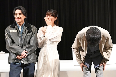 「A.B.C-Zの新メンバー、内海光司です。よろしくお願いします！」と冗談を飛ばしながら深々と礼をする内海光司（右）と、笑う五関晃一（左）、福田沙紀（中央）。