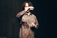 コンプソンズ大宮企画#3「猿のハイライト」より。（撮影：鈴木啓佑 / コンプソンズ）