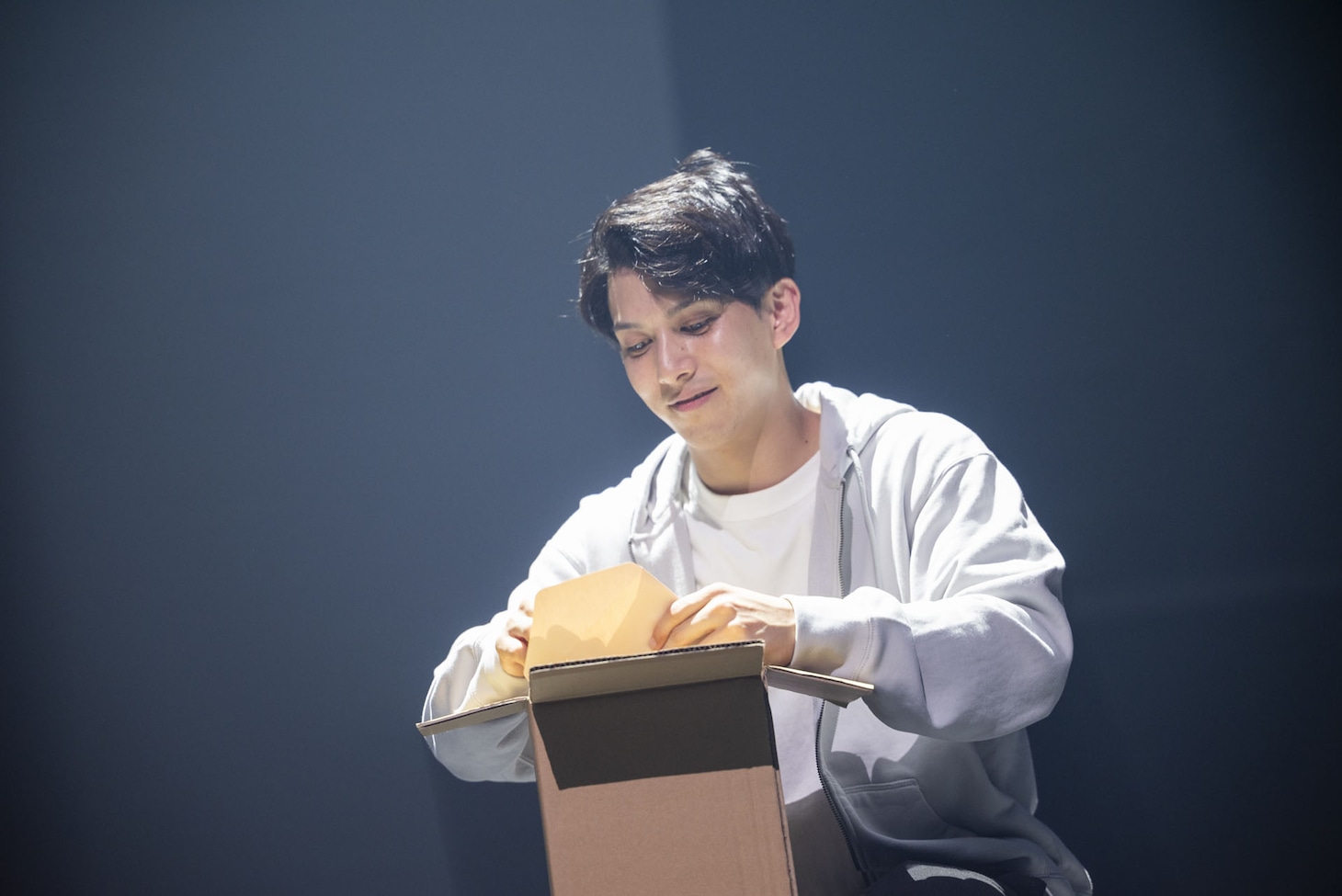 札幌演劇シーズン2025 森崎博之脚本演出作品「HONOR～守り続けた痛みと共に」より。（撮影：坂井亨輔）