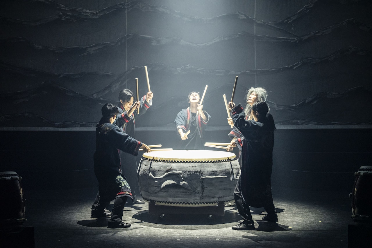 札幌演劇シーズン2025 森崎博之脚本演出作品「HONOR～守り続けた痛みと共に」より。（撮影：坂井亨輔）