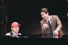 坂本昌行・海宝直人がさまざまな役を演じ分ける「MURDER for Two」開幕