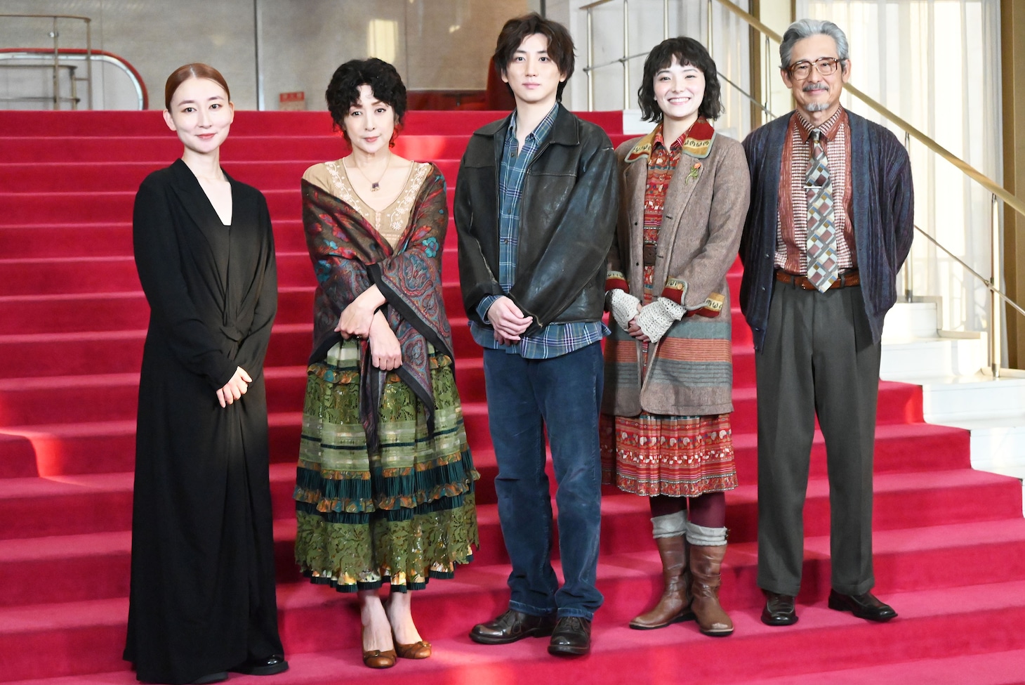 左から稲葉賀恵、斉藤由貴、京本大我、sara、鶴見辰吾。
