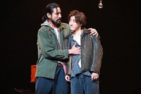 ミュージカル「Once」ゲネプロより、左から小柳友演じるビリー、京本大我演じるガイ。