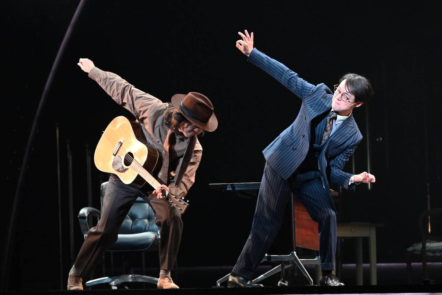 ミュージカル「Once」ゲネプロより、佐藤貴史演じるバンク・マネージャー（右）。