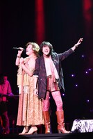 ミュージカル「Once」ゲネプロより、土井ケイト演じるレザ（右）。