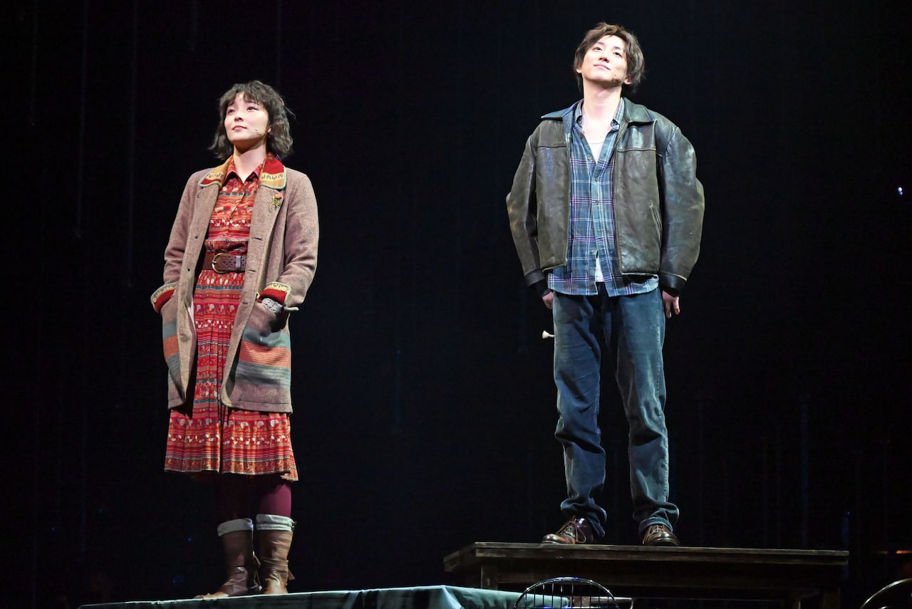 ミュージカル「Once」ゲネプロより、左からsara演じるガール、京本大我