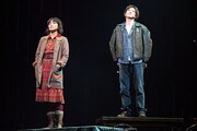 ミュージカル「Once」ゲネプロより、左からsara演じるガール、京本大我演じるガイ。