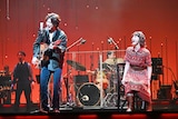 ミュージカル「Once」ゲネプロより、左から京本大我演じるガイ、sara演じるガール。