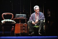 ミュージカル「Once」ゲネプロより、鶴見辰吾演じるダ。