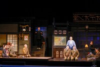 こまつ座 第155回公演「きらめく星座」より。（撮影：山本聡子）