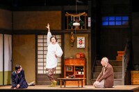 こまつ座 第155回公演「きらめく星座」より。（撮影：山本聡子）