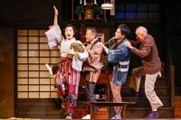 こまつ座 第155回公演「きらめく星座」より。（撮影：山本聡子）