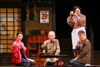 こまつ座 第155回公演「きらめく星座」より。（撮影：山本聡子）