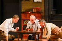 こまつ座 第155回公演「きらめく星座」より。（撮影：山本聡子）