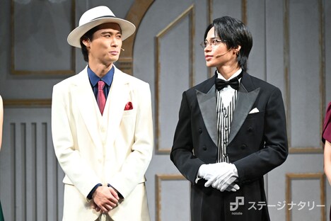 左から橋本良亮、上田竜也。