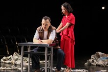 文学座 アトリエの会「野良豚 Wild Boar」より。（撮影：宮川舞子）