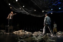 文学座 アトリエの会「野良豚 Wild Boar」より。（撮影：宮川舞子）