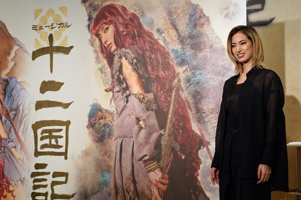 原作書影をオマージュした新ビジュアルと柚香光。 [画像・動画 
