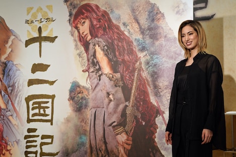 原作書影をオマージュした新ビジュアルと柚香光。