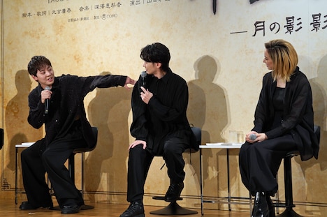 楽俊の尻尾を、腕を振って伝える牧島輝（左）。