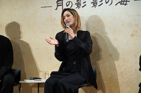 モップの“ぬべっと”を表現する柚香光。