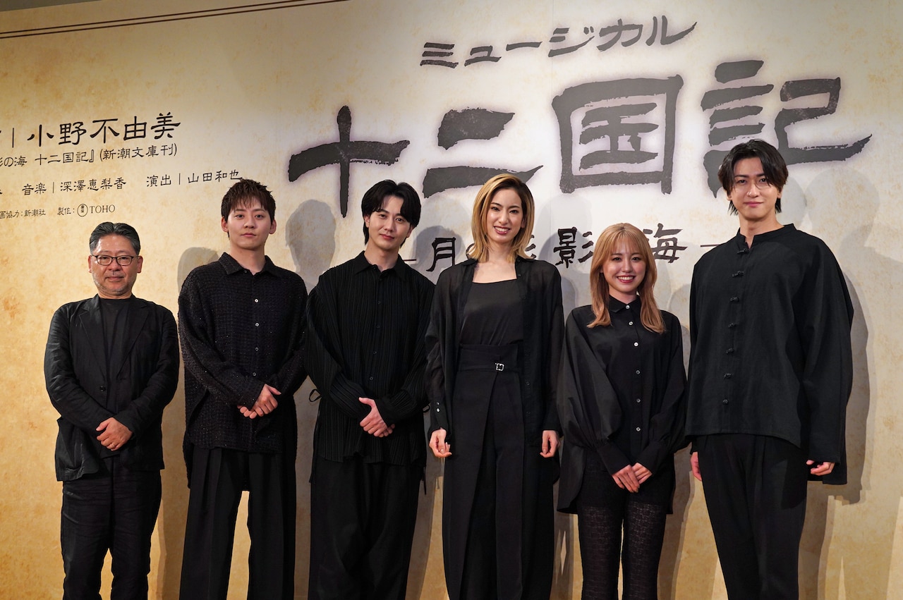 ミュージカル「十二国記 -月の影 影の海-」製作会見より。左から山田和也、牧島輝、太田基裕、柚香光、加藤梨里香、相葉裕樹。