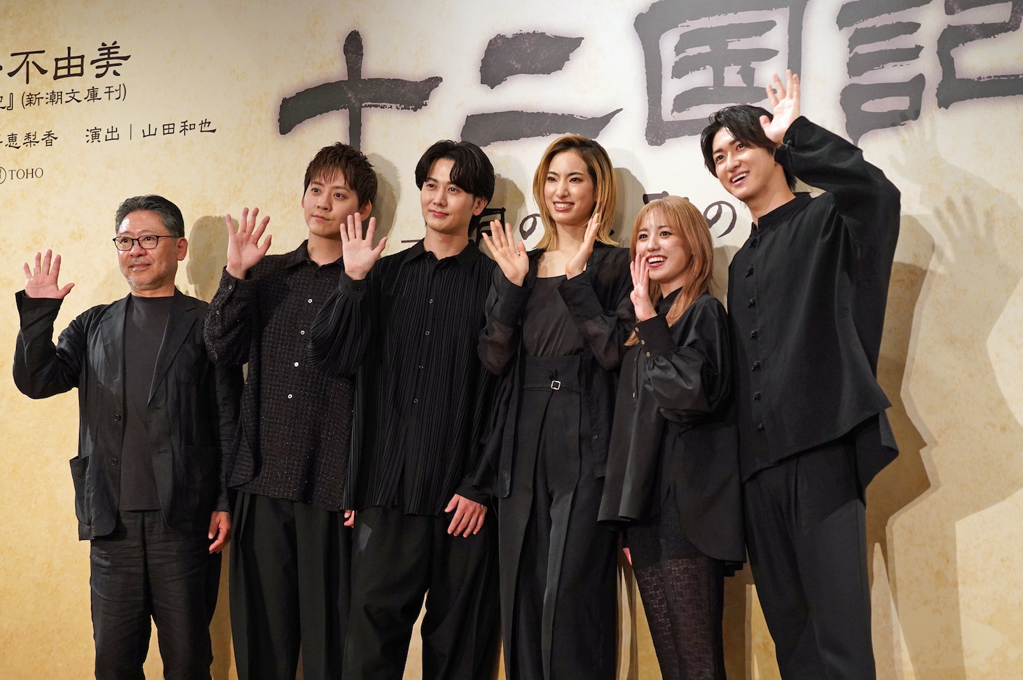 ミュージカル「十二国記 -月の影 影の海-」製作会見より。左から山田和也、牧島輝、太田基裕、柚香光、加藤梨里香、相葉裕樹。