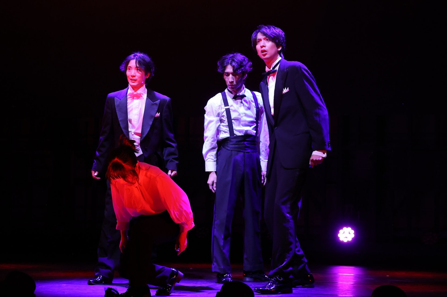 柿喰う客 新作本公演2025「超音波」より。（撮影：サギサカユウマ）