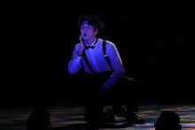 柿喰う客 新作本公演2025「超音波」より。（撮影：サギサカユウマ）