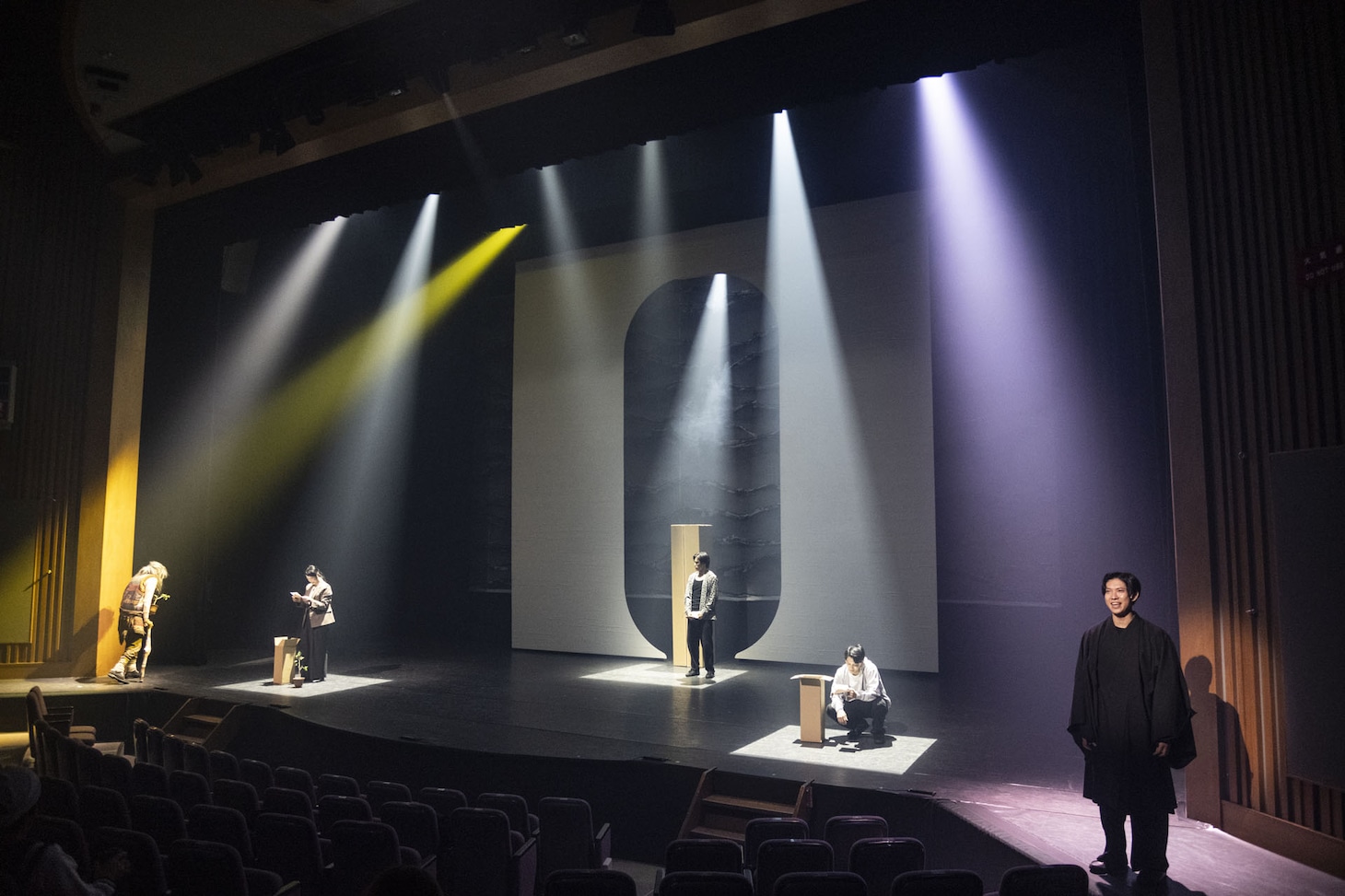 札幌演劇シーズン2025 森崎博之脚本演出作品「HONOR～守り続けた痛みと共に」より。（撮影：坂井亨輔）