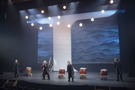 札幌演劇シーズン2025 森崎博之脚本演出作品「HONOR~守り続けた痛みと共に」より。(撮影:坂井亨輔)