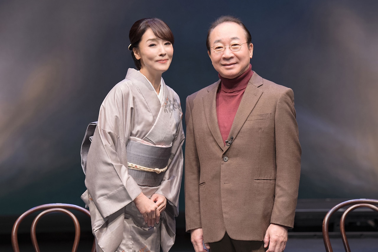 左から浅野ゆう子、中村梅雀。（撮影：間野真由美）©2025. たとへば君 四十年の恋歌