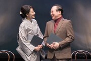 左から浅野ゆう子、中村梅雀。（撮影：間野真由美）©2025. たとへば君 四十年の恋歌