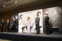 左から東宝の池田篤郎専務執行役員演劇本部長、小池修一郎、古川雄大、望海風斗、明日海りお、井上芳雄、山崎育三郎。