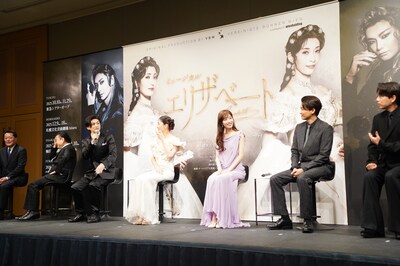 古川雄大（左から3番目）と山崎育三郎（一番右）の会話中、笑いをこらえる小池修一郎（左から2番目）。