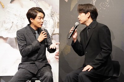 稽古の手応えを聞かれてエリザベート役2人の状況を答える山崎育三郎（右）と、「ご自身の手応えは言わなくて大丈夫です？」と気を回す井上芳雄（左）。