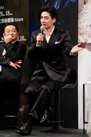 古川雄大（中央）