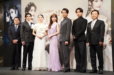 左から東宝の池田篤郎専務執行役員演劇本部長、古川雄大、望海風斗、明日海りお、井上芳雄、山崎育三郎、小池修一郎。