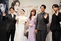 左から古川雄大、望海風斗、明日海りお、井上芳雄、山崎育三郎。