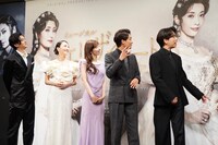 ビジュアルで自分がどんなポーズをしていたか、振り返ってパネルを確認するキャストたち。