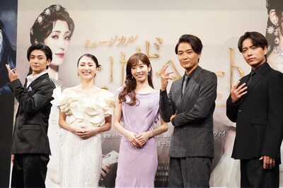 記者にビジュアルと同じポーズを取るようリクエストされると、井上芳雄（右から2番目）が「追加料金かかりますよ？」と冗談で場を和ませる。