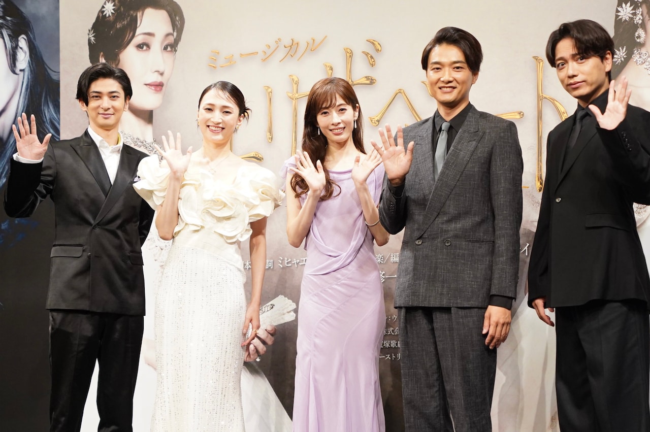 左から古川雄大、望海風斗、明日海りお、井上芳雄、山崎育三郎。