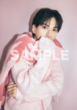 「吉高志音オフィシャルカレンダー2026」購入特典（SDP+）©SDP