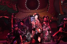 2025年劇団☆新感線 45周年興行・秋冬公演 チャンピオンまつり いのうえ歌舞伎「爆烈忠臣蔵～桜吹雪 THUNDERSTRUCK」より。（撮影：田中亜紀）