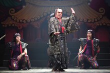 2025年劇団☆新感線 45周年興行・秋冬公演 チャンピオンまつり いのうえ歌舞伎「爆烈忠臣蔵～桜吹雪 THUNDERSTRUCK」より。（撮影：田中亜紀）