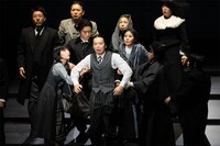 オペラシアターこんにゃく座公演「オペラ『変身』新演出」より。（撮影：長澤直子）