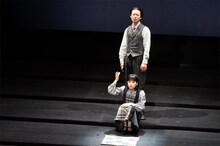 オペラシアターこんにゃく座公演「オペラ『変身』新演出」より。（撮影：長澤直子）