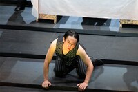 オペラシアターこんにゃく座公演「オペラ『変身』新演出」より。（撮影：長澤直子）